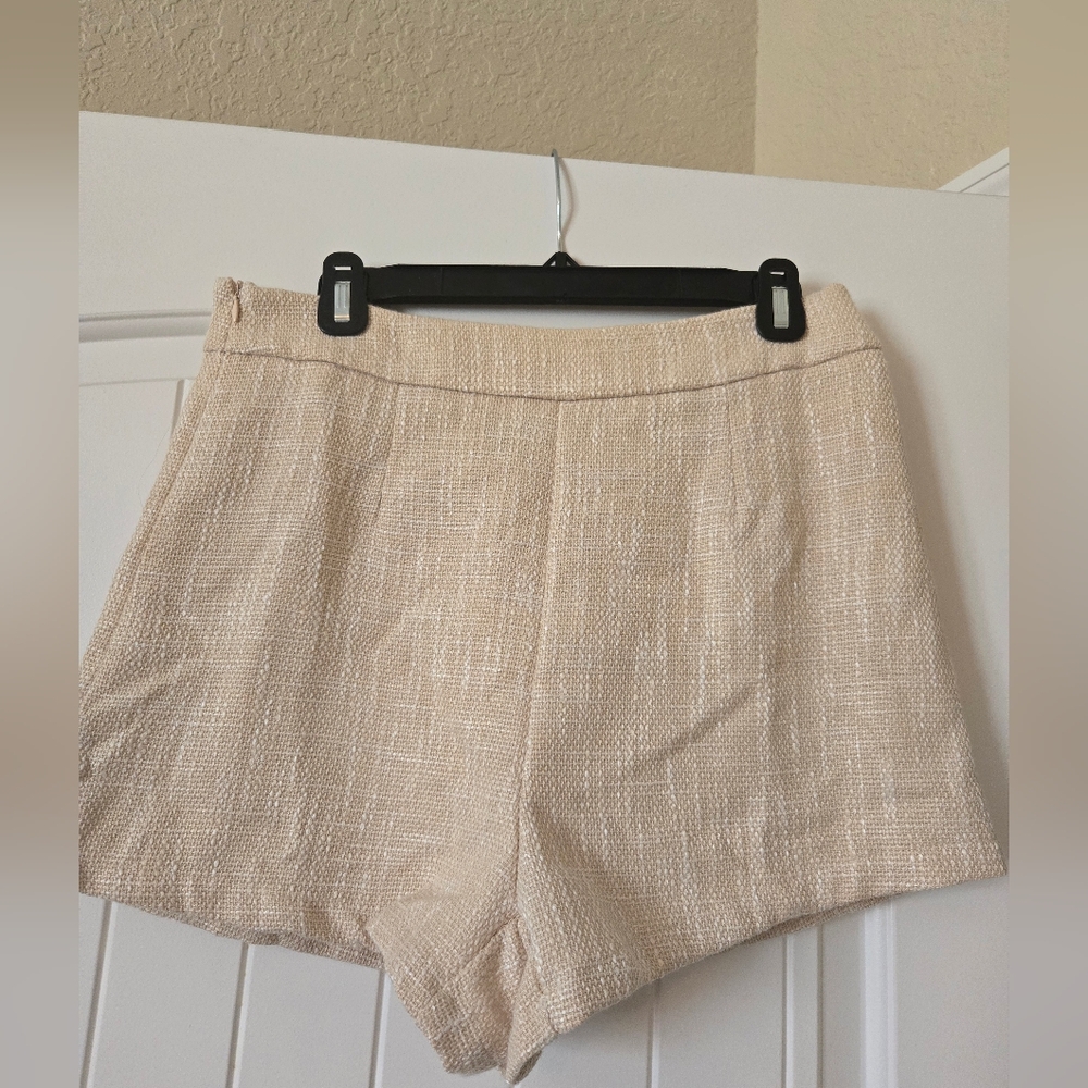 High waisted linen shorts in size small. Never worn.